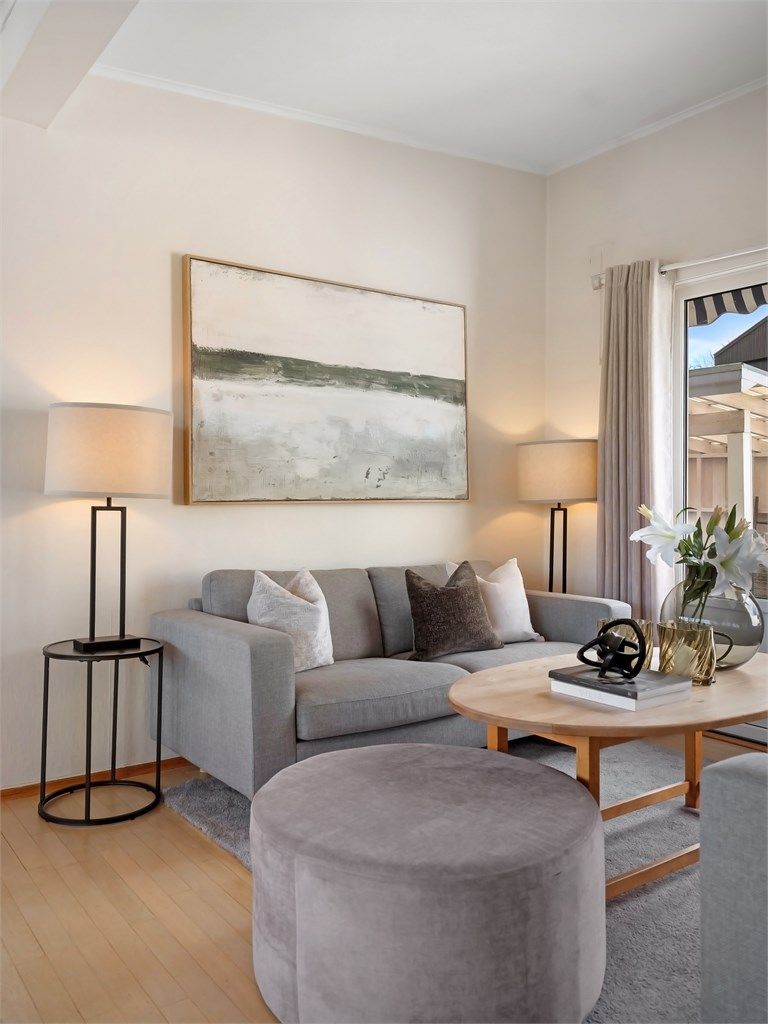 Stuen er malt i lune og delikate farger