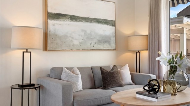 Stuen er malt i lune og delikate farger