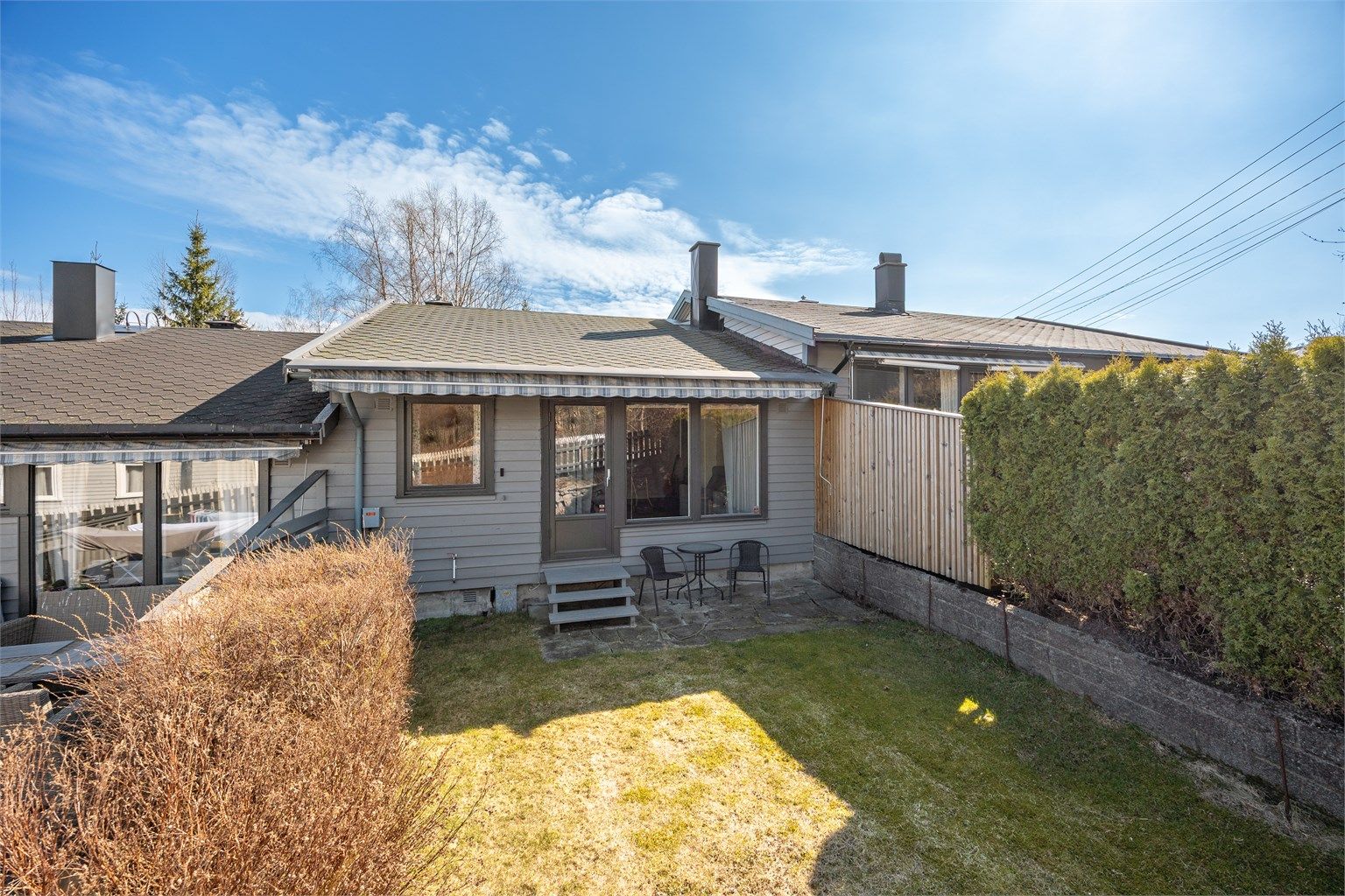 Velkommen til Skaugveien 47! Et arealeffektivt rekkehus med egen hage og en praktisk planløsning over ett plan.