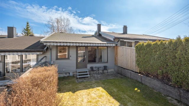 Velkommen til Skaugveien 47! Et arealeffektivt rekkehus med egen hage og en praktisk planløsning over ett plan.