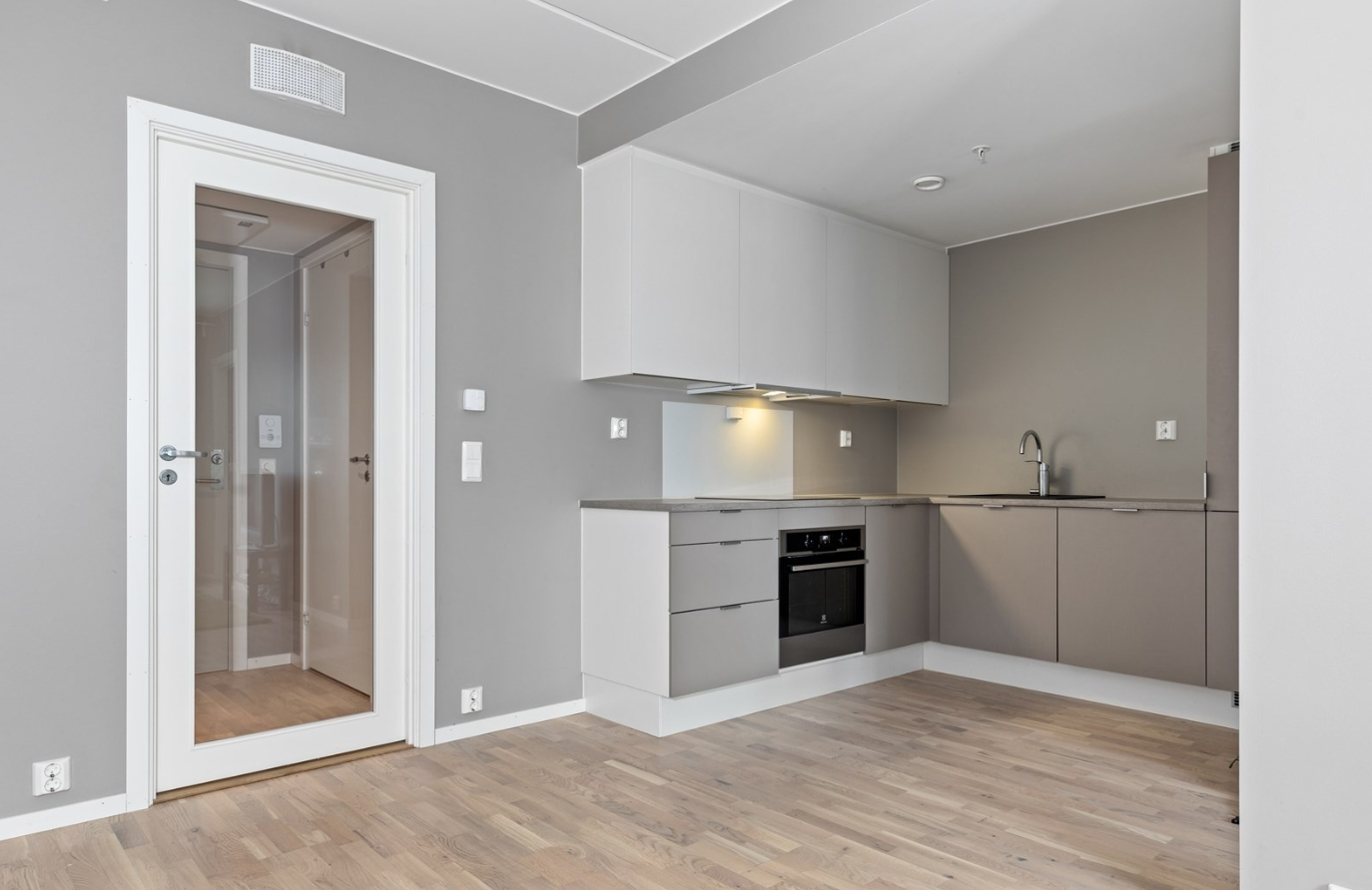 Leiligheten har god standard med moderne fargetoner.