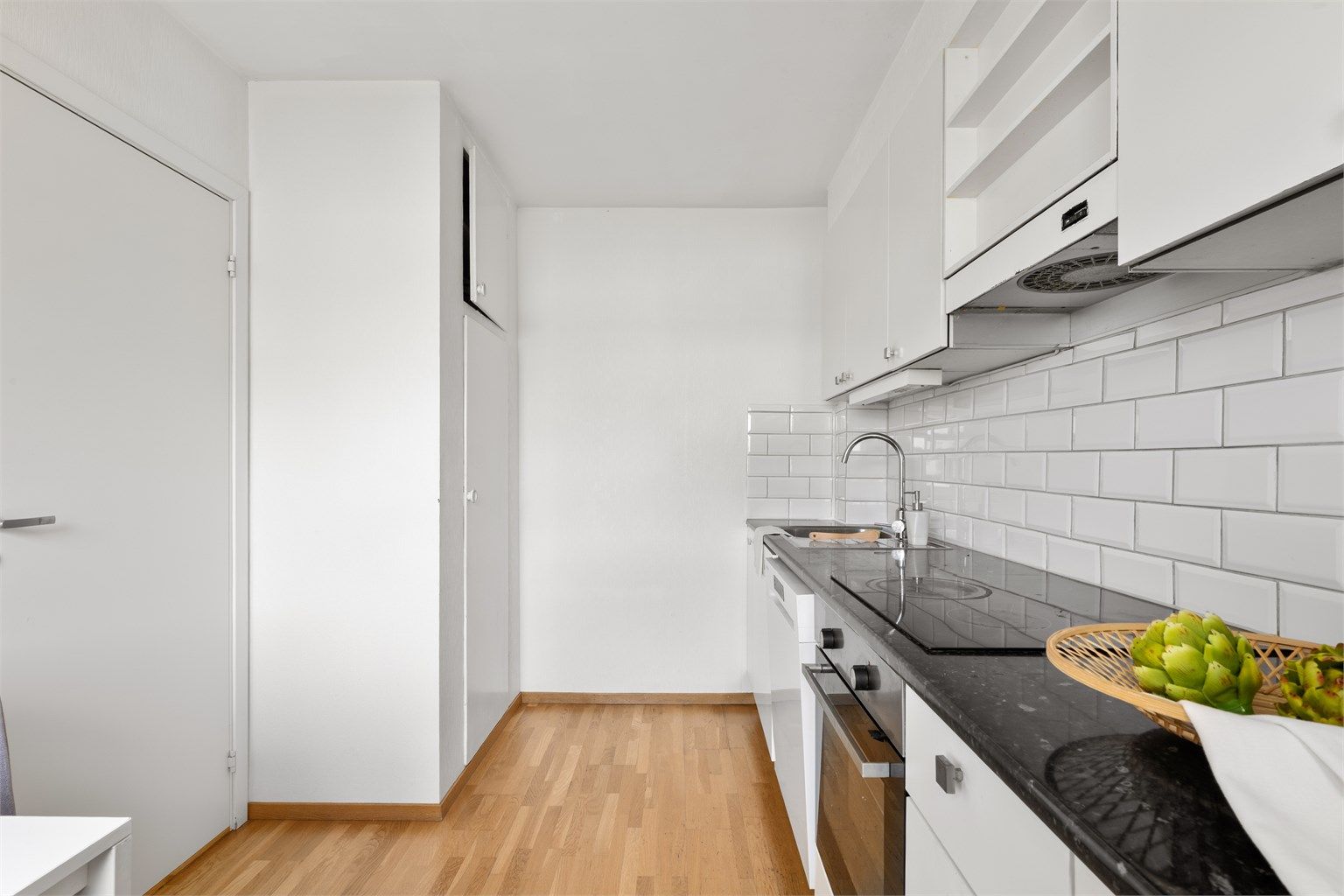 Flere har åpnet opp inn mot stue fra kjøkken. 