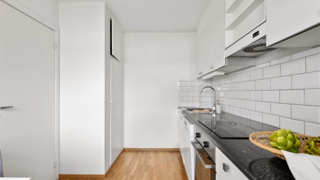 Flere har åpnet opp inn mot stue fra kjøkken.