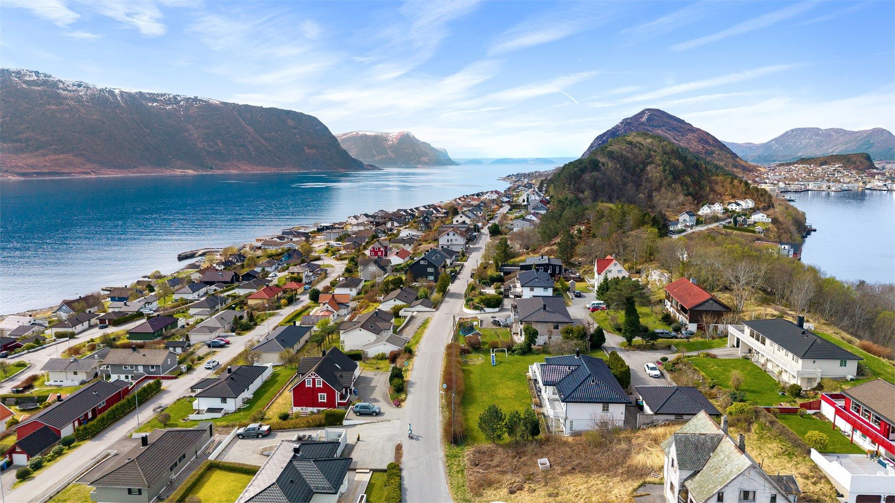 Området byr på flotte turmuligheter, med stier som leder opp til Sukkertoppen med sin flotte utsikt.