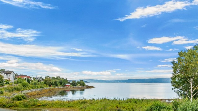 Fra boligen kan man nyte en fantastisk utsikt over fjorden – en av boligens virkelig flotte kvaliteter.