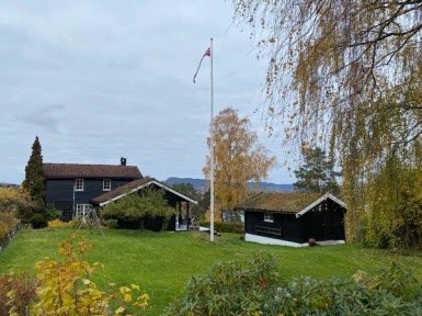 Her får du flott og idyllisk enebolig på tre plan på Brønnøya, rett utenfor Nesøya i Asker.