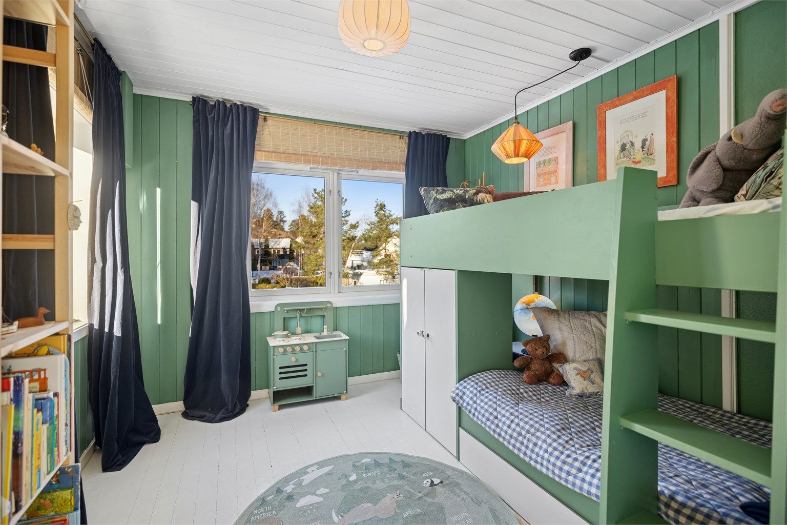 Koselig barnerom med vakker grønnfarge på veggene, som gir en lun og inspirerende atmosfære. Rommet har god plass til seng, oppbevaring og plass for lek og moro.