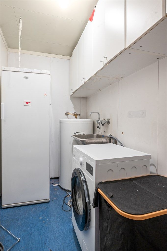 Praktisk vaskerom i første etasje med varmtvannsbereder og opplegg for vaskemaskin samt god plass til ekstra oppbevaring. 