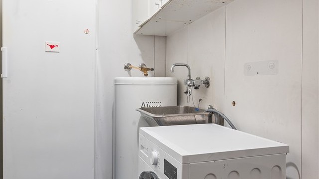 Praktisk vaskerom i første etasje med varmtvannsbereder og opplegg for vaskemaskin samt god plass til ekstra oppbevaring.
