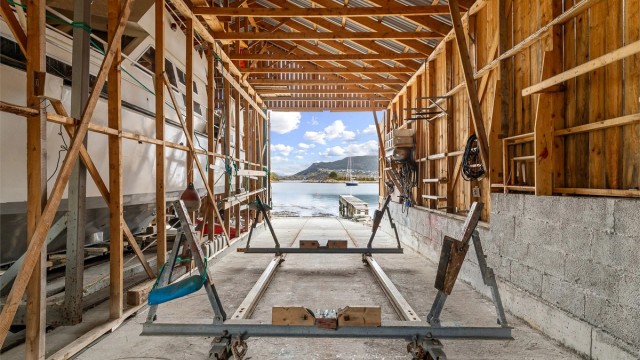 Innvendig er naustet utstyrt med elektriske vinsjer og skinner for enkel sjøsetting. Den gode takhøyden på opptil 4,95 meter gir plass til selv større båter. Foto: Stian Wiik