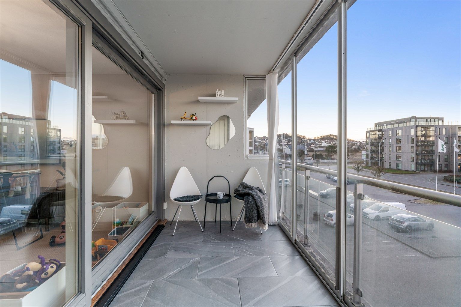 Innglasset balkong med flislagt gulv. Foto: Nordbø Foto (Martin Nordbø)