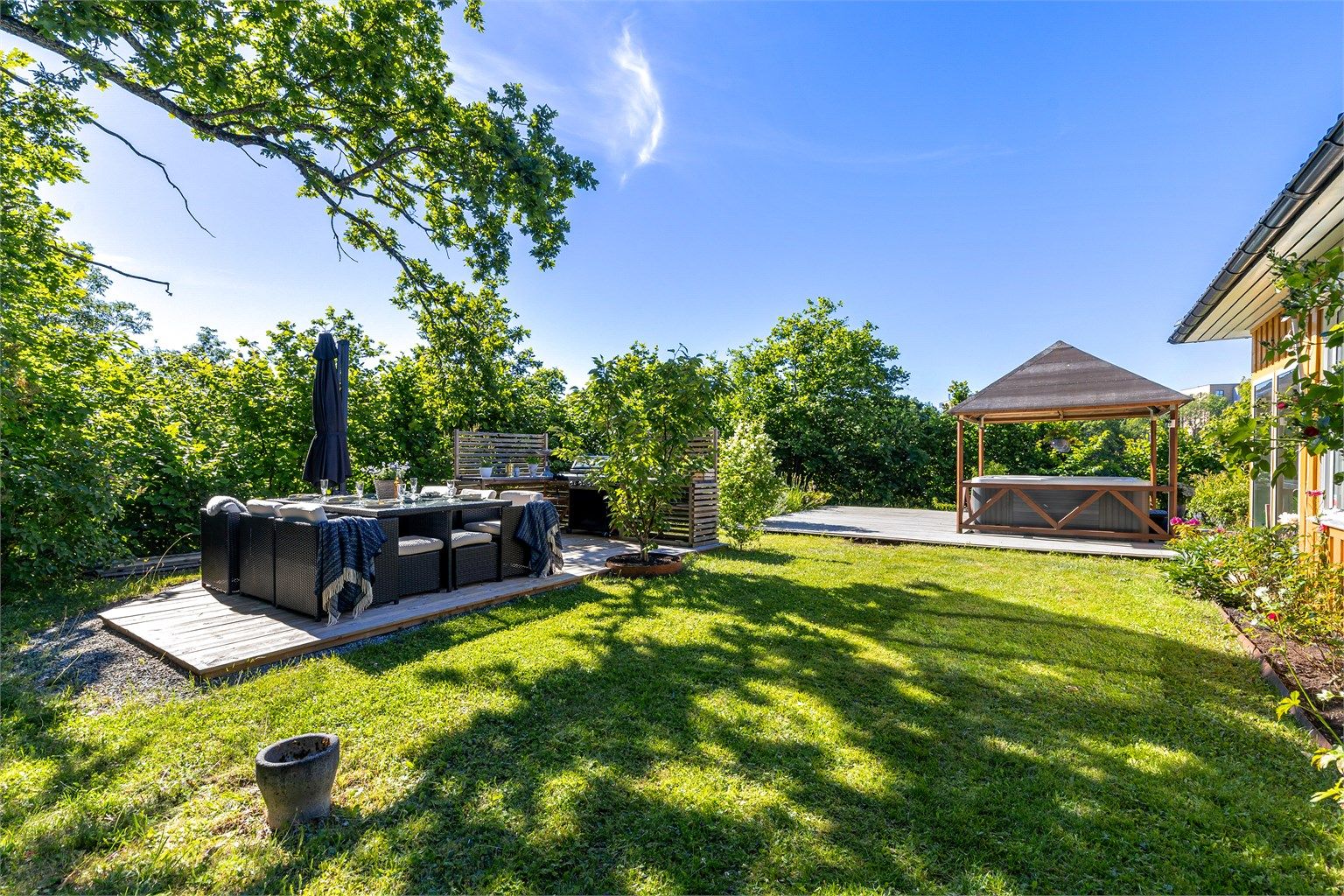 Flere hyggelige uteplasser og jacuzzi! Foto: Trond Reder