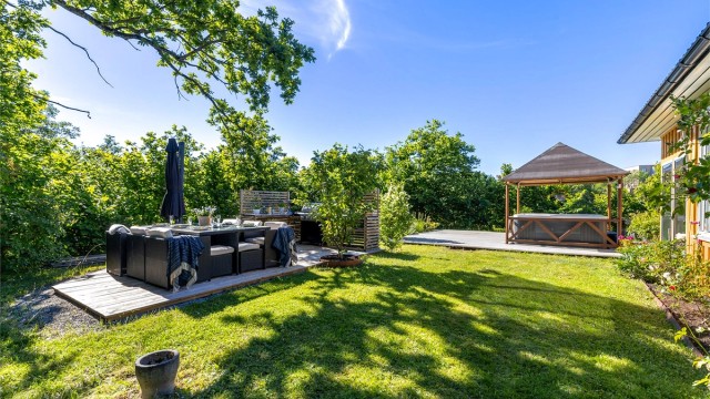 Flere hyggelige uteplasser og jacuzzi! Foto: Trond Reder