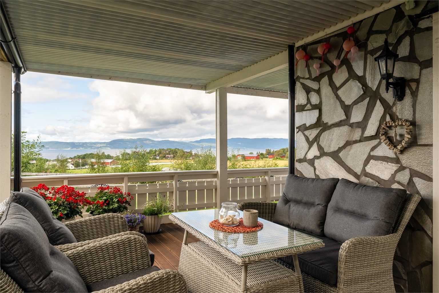 I forbindelse med inngangspartiet til utleiedelen er det etablert en terrasse på hele 57 kvm. 