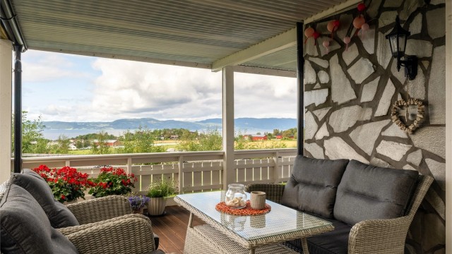 I forbindelse med inngangspartiet til utleiedelen er det etablert en terrasse på hele 57 kvm.