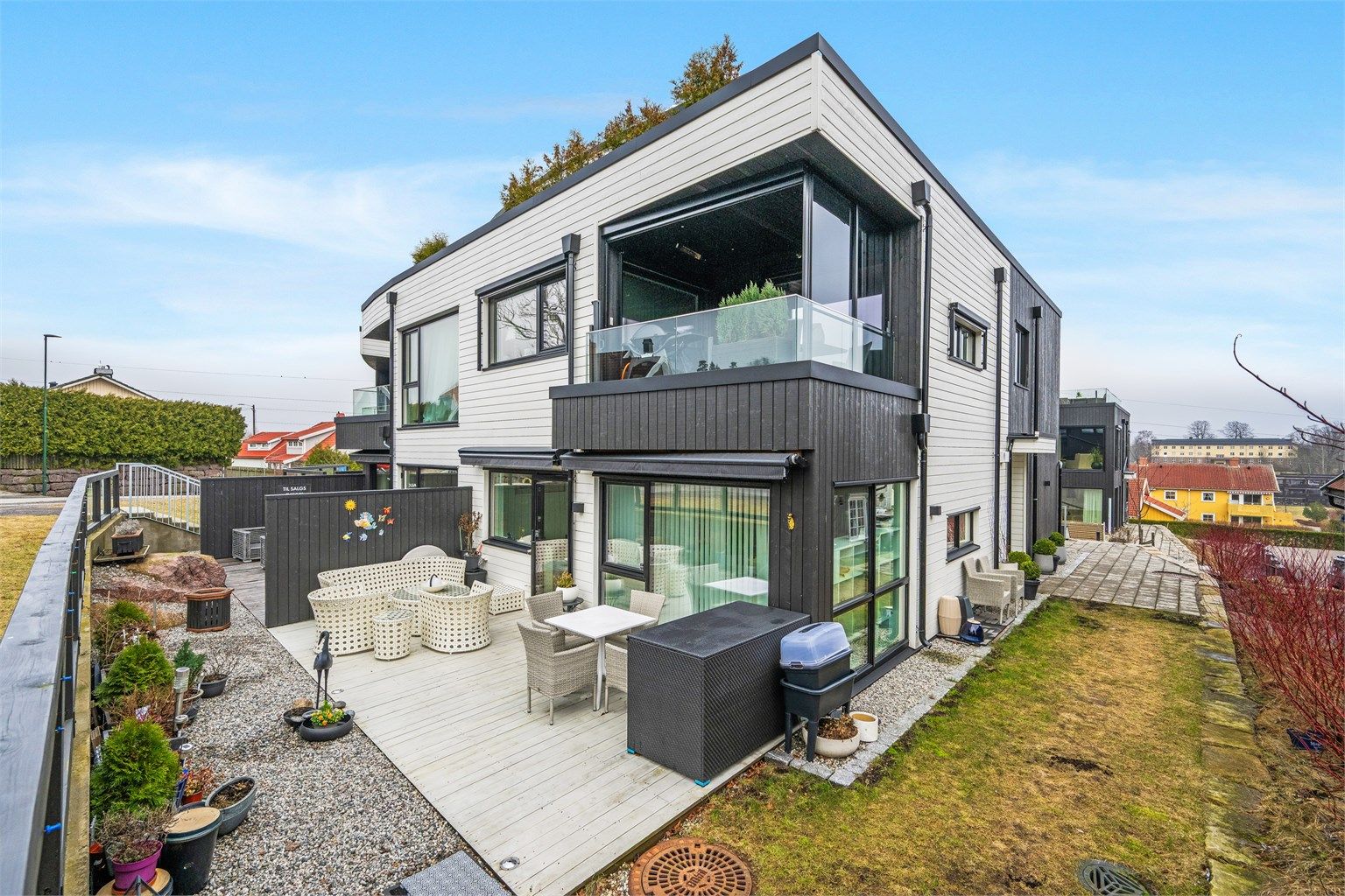 Fra stuen er det direkte utgang til en stor, vestvendt terrasse på 21 m² med god plass til flere sittegrupper.