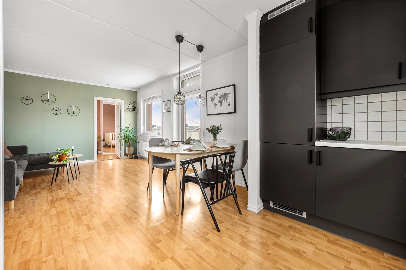 Den åpne løsningen gir en god romfølelse og fleksible møbleringsmuligheter.