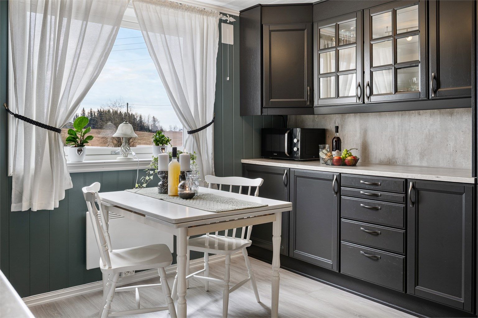 Kjøkkenet er romslig og har plass til kjøkkenbord.