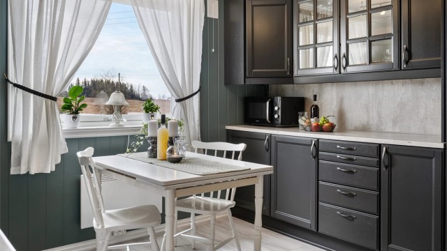 Kjøkkenet er romslig og har plass til kjøkkenbord.