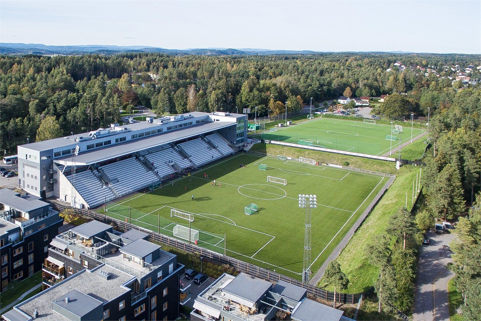 Leilighetene er nabo til gressbanen på Eik og det flotte messeområdet