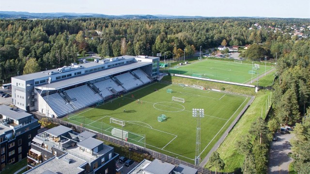 Leilighetene er nabo til gressbanen på Eik og det flotte messeområdet