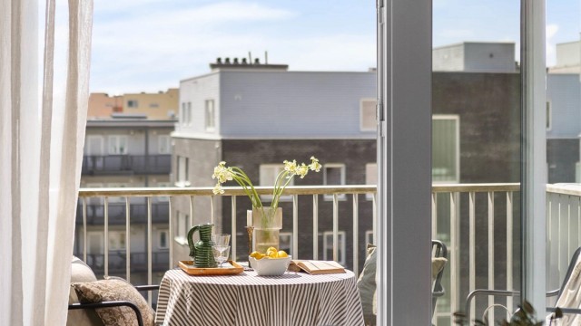 Fra stuen er det utgang til en sydvendt balkong med plass til sittegruppe – et naturlig sted for morgenkaffen eller lange sommerkvelder.