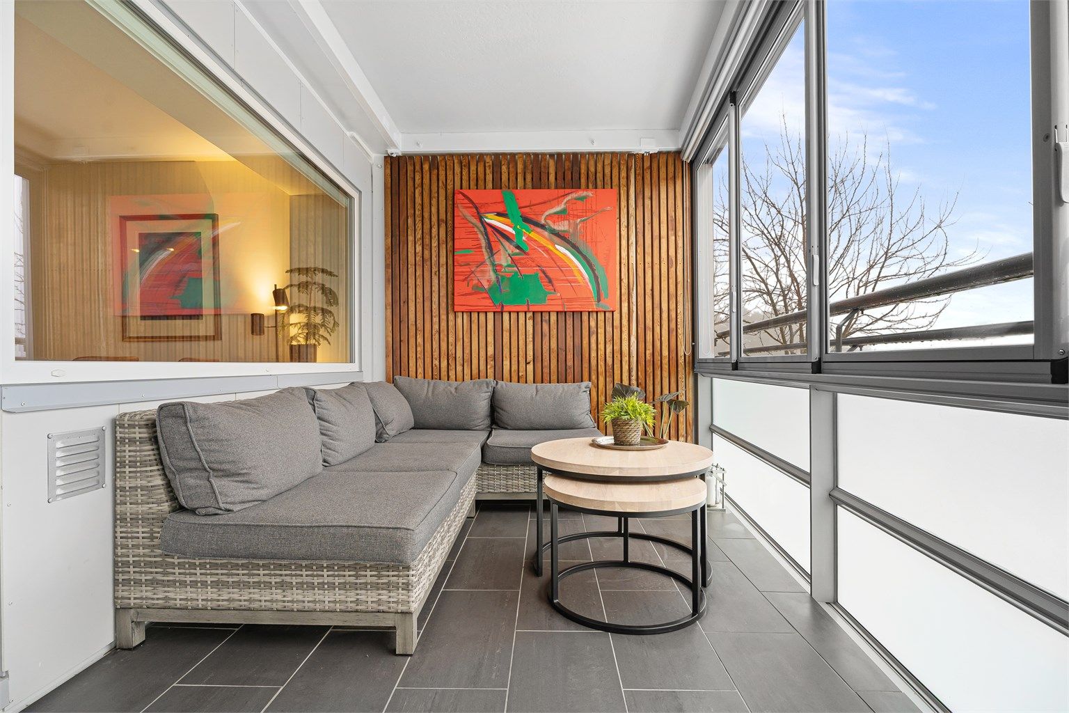 Lys og koselig inglasset balkong med plass til utemøbler og div