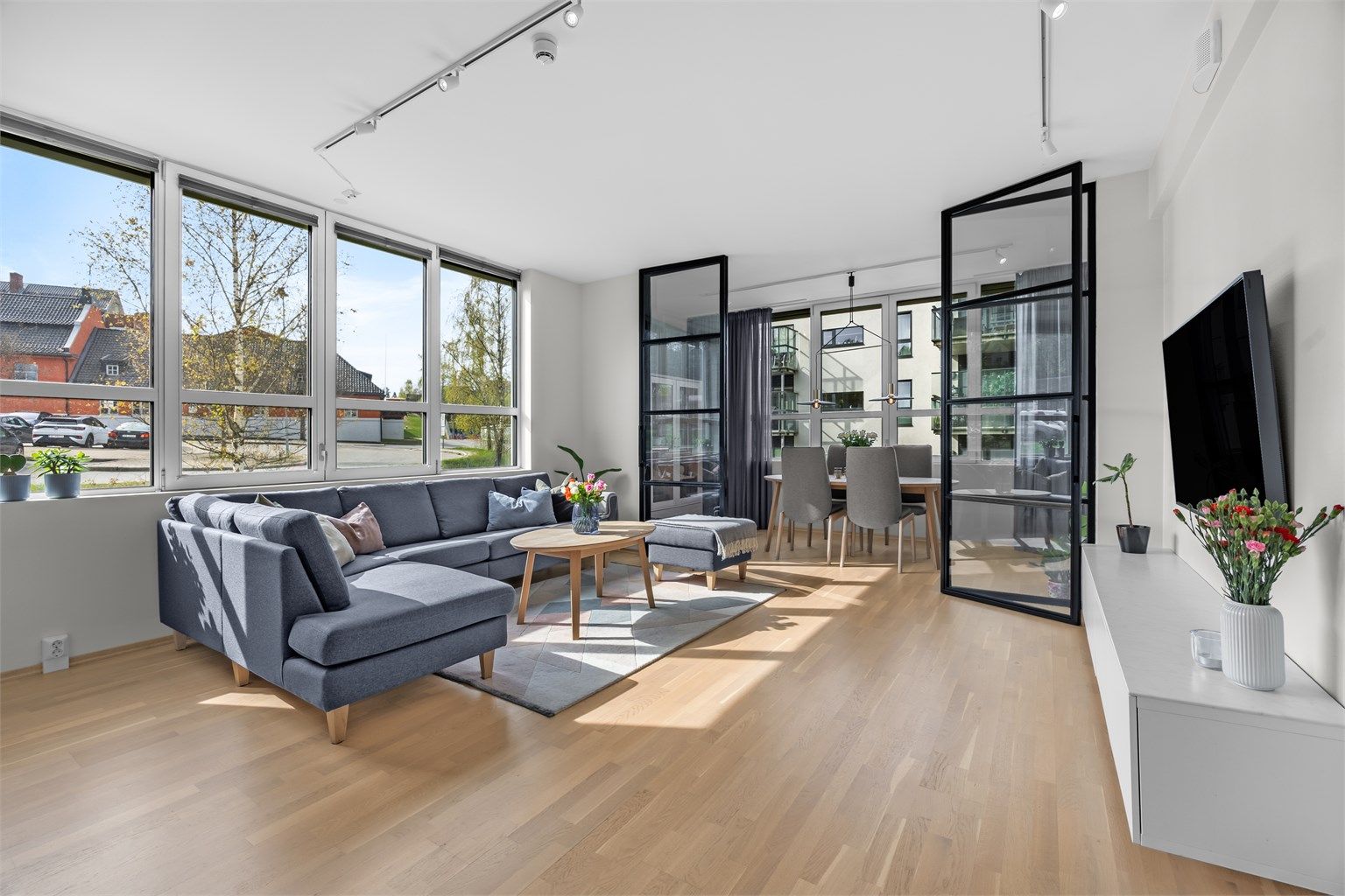 Velkommen til en meget fin hjørneleilighet på Odlo fabrikker - Leiligheten kan by på en fantastisk stue med enorm romfølelse - takhøyde på ca 2,75 meter og store vinduer