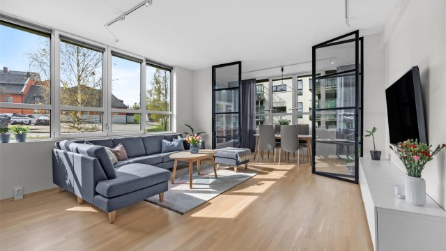 Velkommen til en meget fin hjørneleilighet på Odlo fabrikker - Leiligheten kan by på en fantastisk stue med enorm romfølelse - takhøyde på ca 2,75 meter og store vinduer