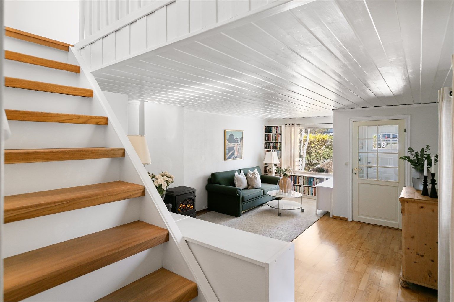 I underetasjen finner du TV-stue, entré, baderom, vaskerom og bod