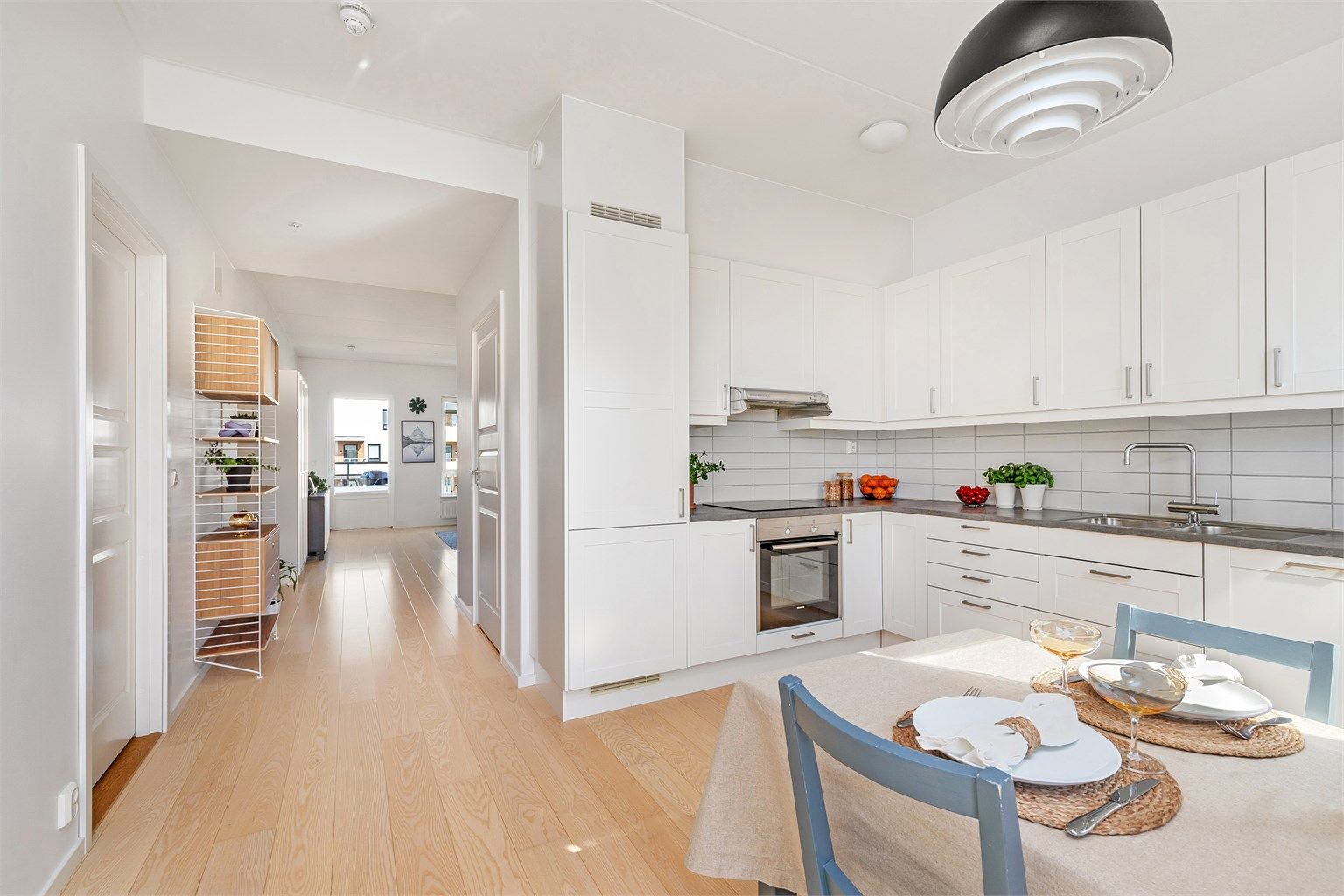 Leiligheten er gjennomgående som gir godt med naturlig lys fra flere sider inn i leiligheten