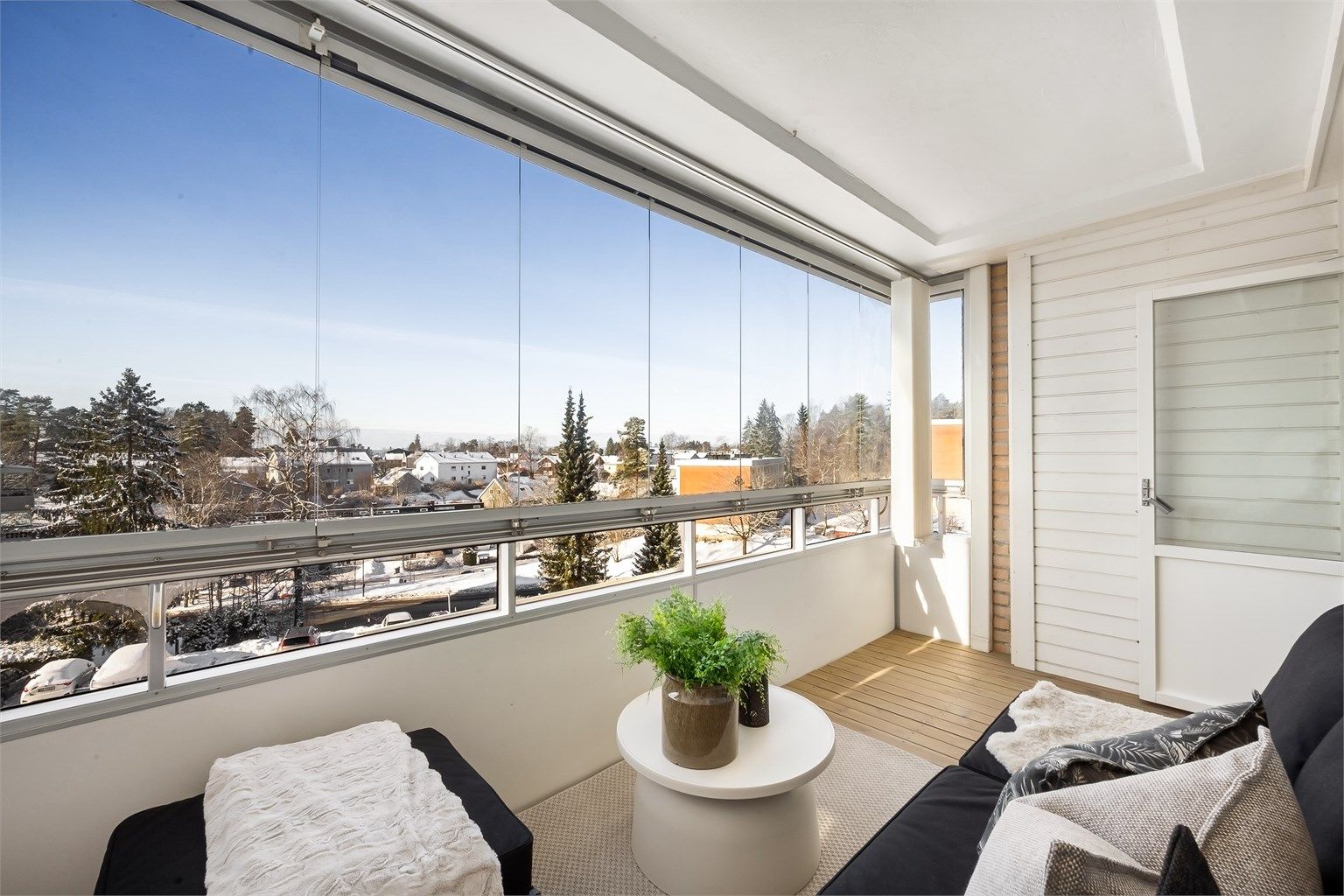 Den innglassede balkongen på 9 m² gir et lunt uterom med flott utsyn over nærområdet.
