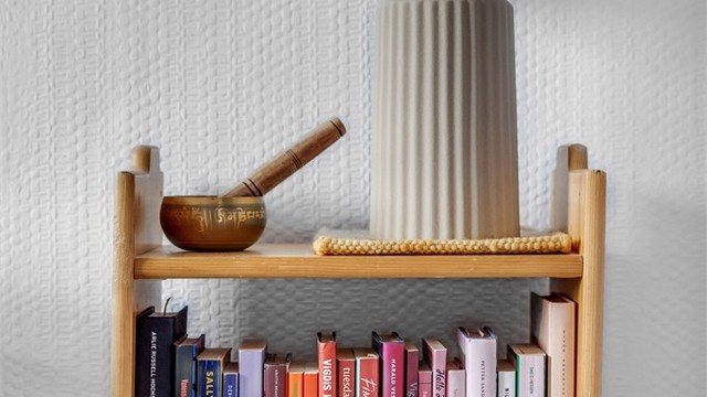 Leiligheten er oppvarmet med sentralvarmeanlegg m/radiator, samt elektrisk oppvarmet med varmekabler på bad/wc.