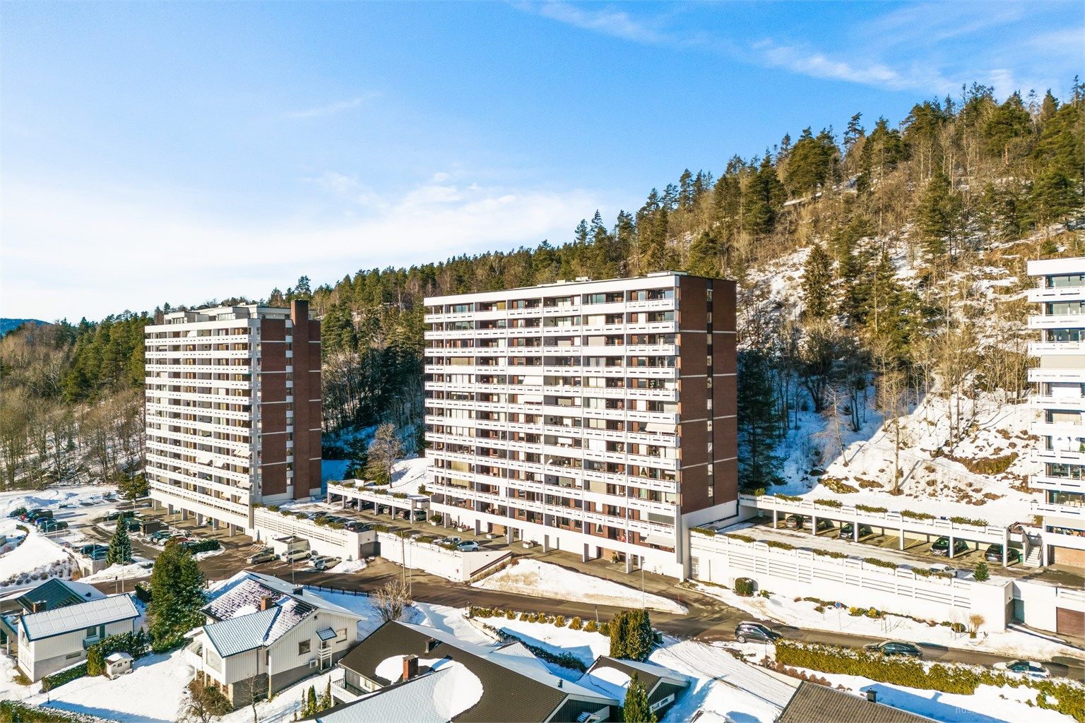 Eiendommen har en høy og fri beliggenhet på Strøtvet, hvor den grenser direkte til markaområder.