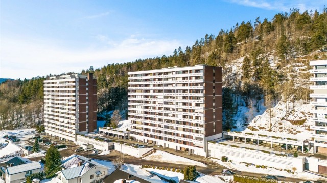 Eiendommen har en høy og fri beliggenhet på Strøtvet, hvor den grenser direkte til markaområder.