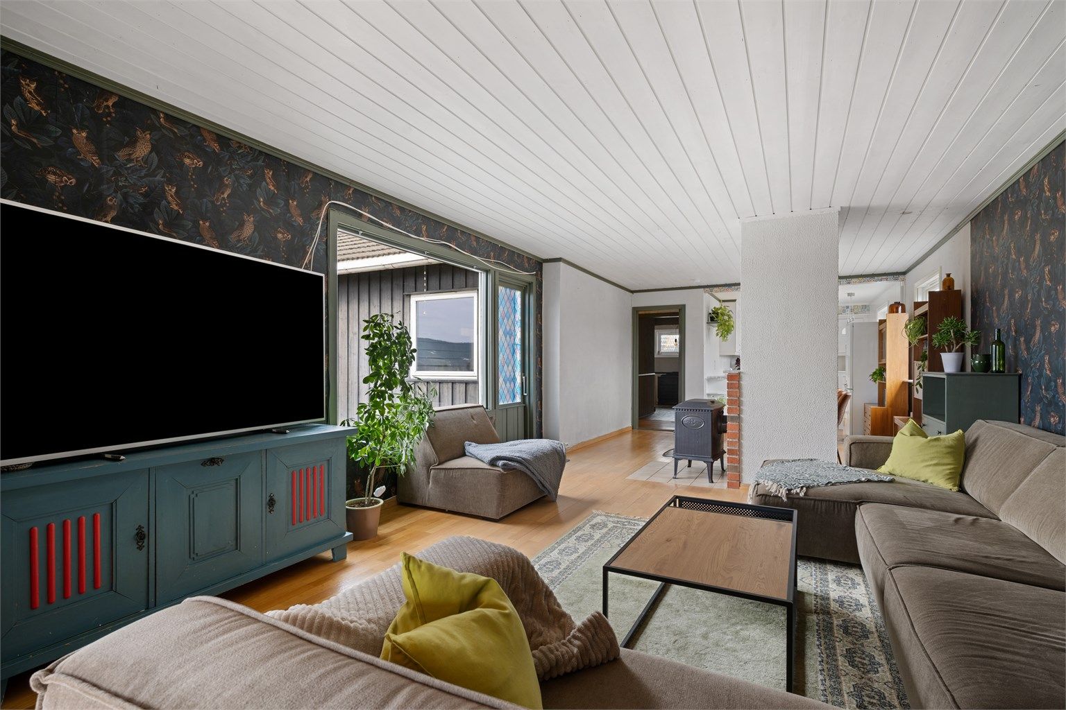 Rommet gir god plass til en romslig sofagruppe for hele familien.