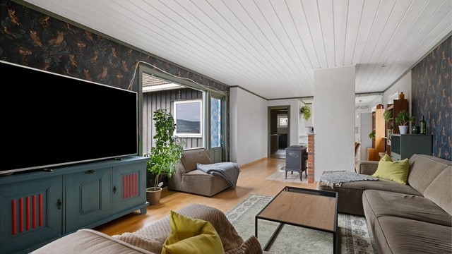 Rommet gir god plass til en romslig sofagruppe for hele familien.