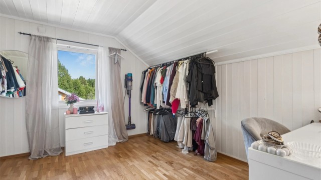 Soverommene gir fleksible bruksmuligheter og kan innredes etter familiens behov, enten det er behov for barnerom, gjesterom eller hjemmekontor. (Soverom 2).