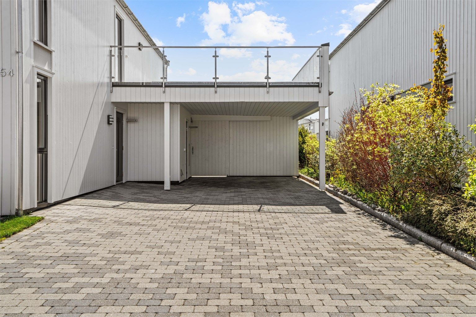 Prestaskjersveien 54.
Det er praktisk skyvedørsløsning mellom carport og hagen.