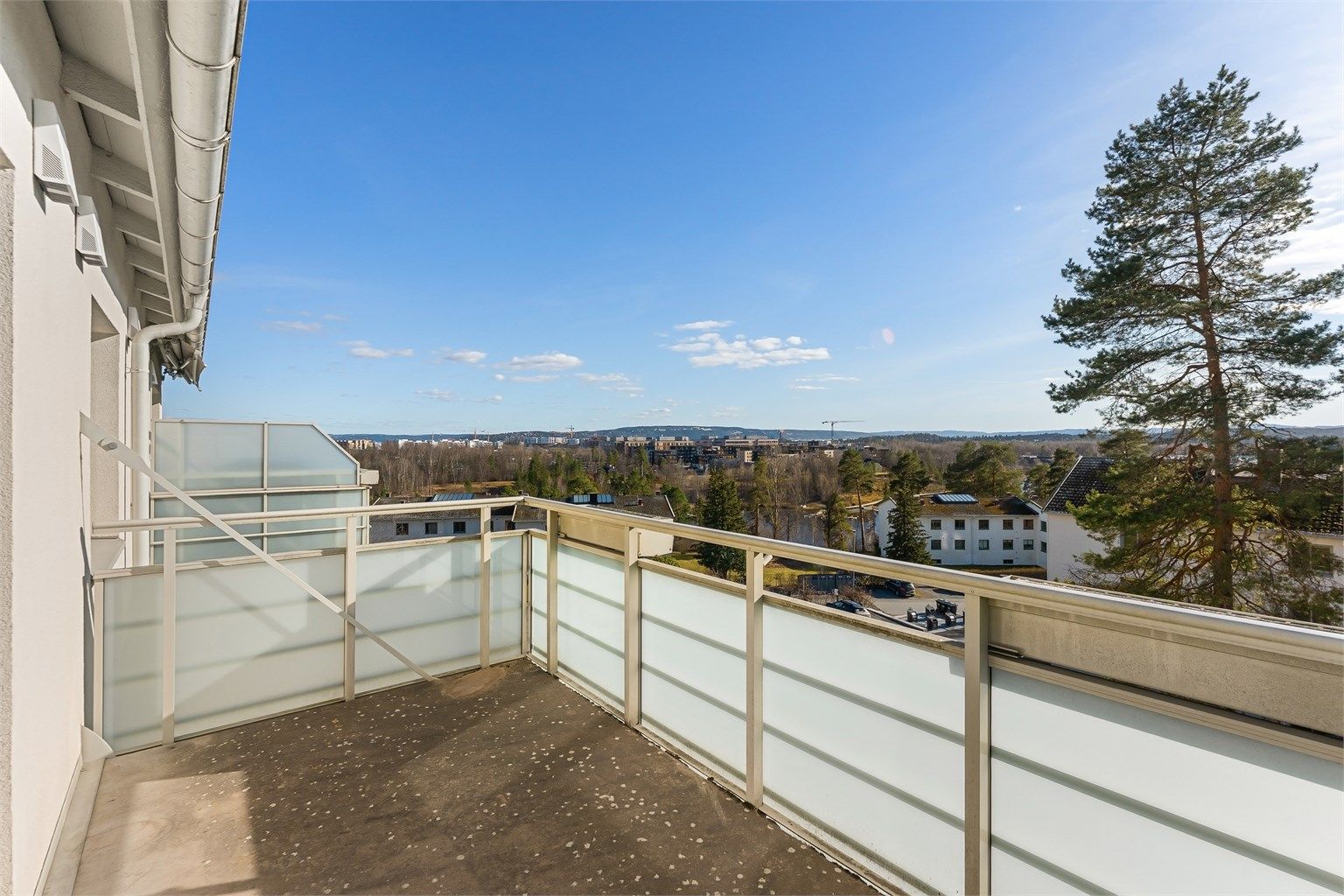 Her i toppetasjen har du en flott sjøutsikt over Holtekilen.