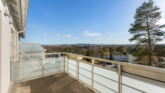 Her i toppetasjen har du en flott sjøutsikt over Holtekilen.