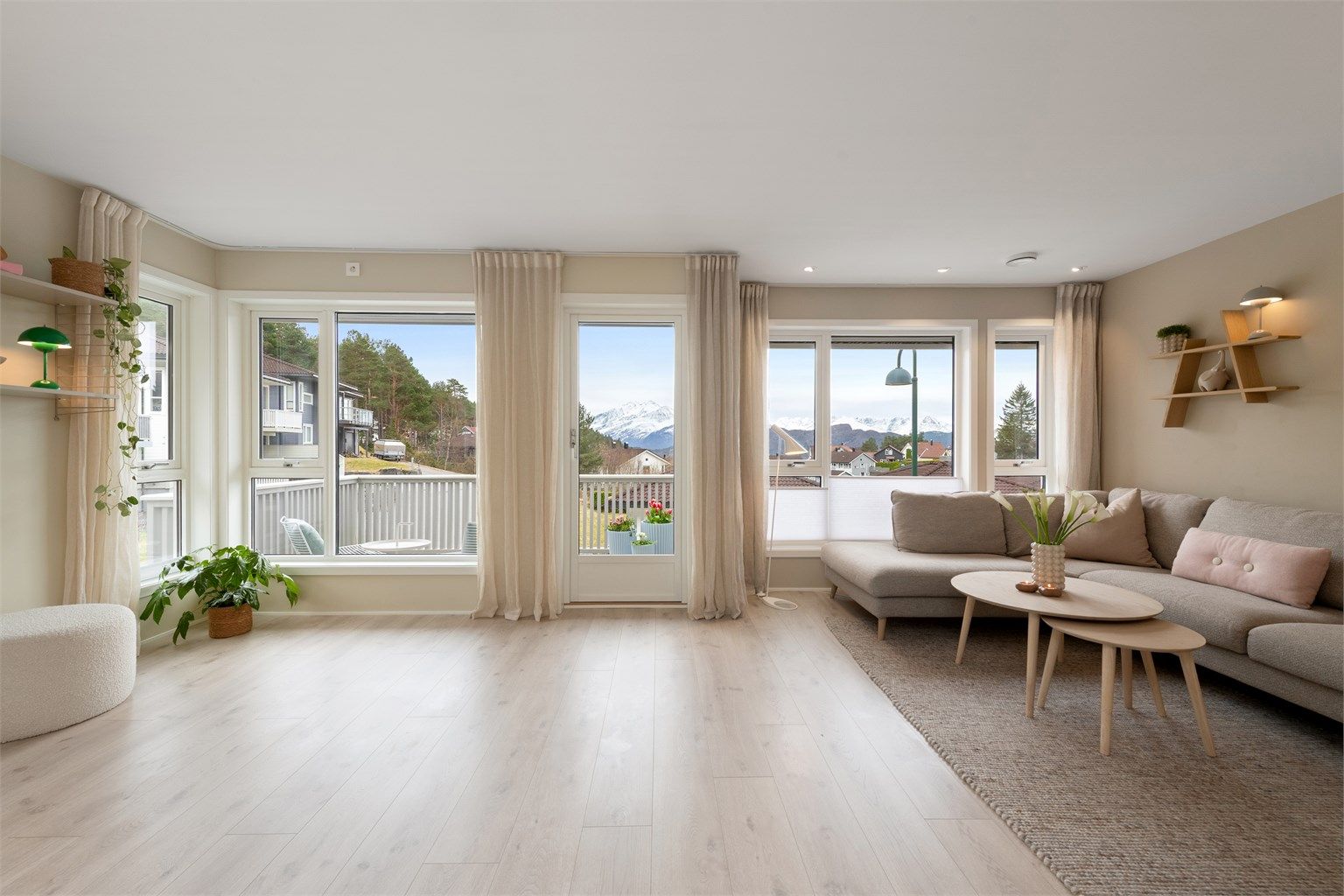 Stuen i første etasje har store vindusflater som gir rikelig med lys og en åpen følelse. Flott utsikt mot syd.