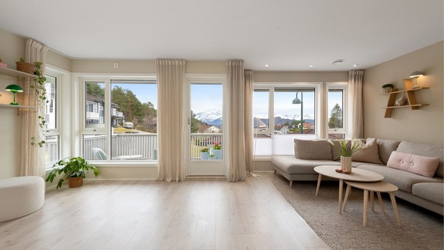 Stuen i første etasje har store vindusflater som gir rikelig med lys og en åpen følelse. Flott utsikt mot syd.