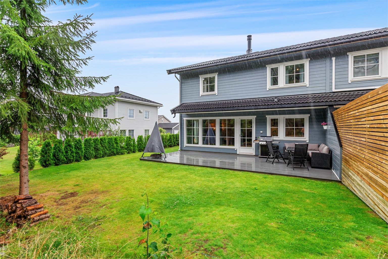 Skjermet og flott hage/uteområde på baksiden av boligen