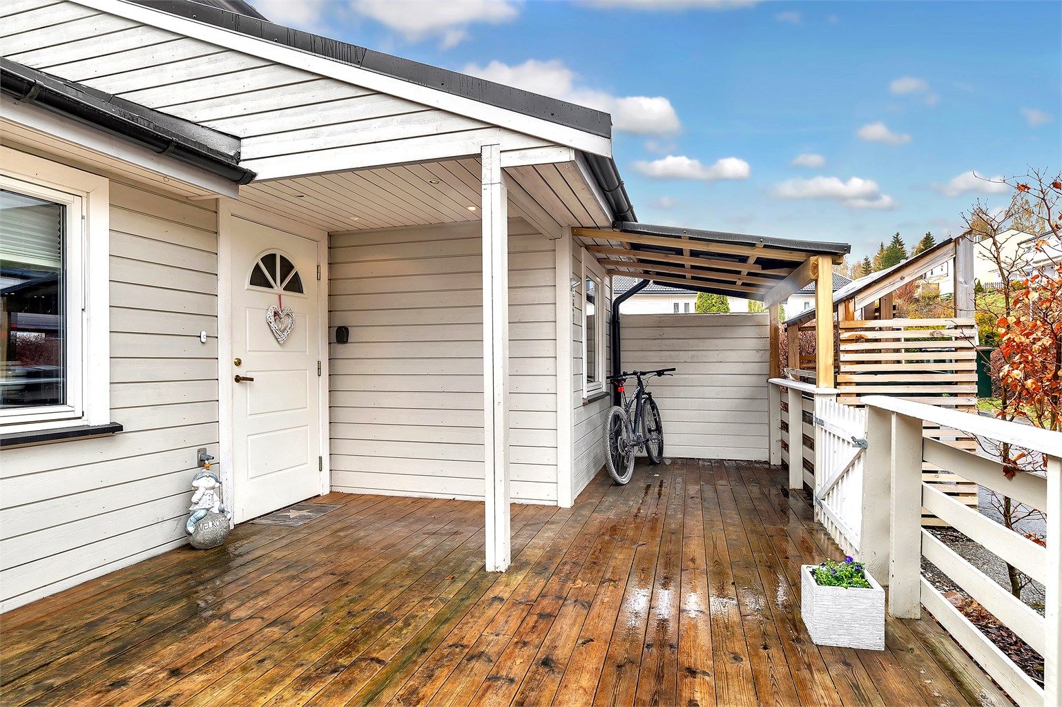 Flott terrasse også ved inngangspartiet 