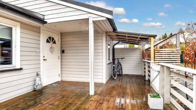 Flott terrasse også ved inngangspartiet