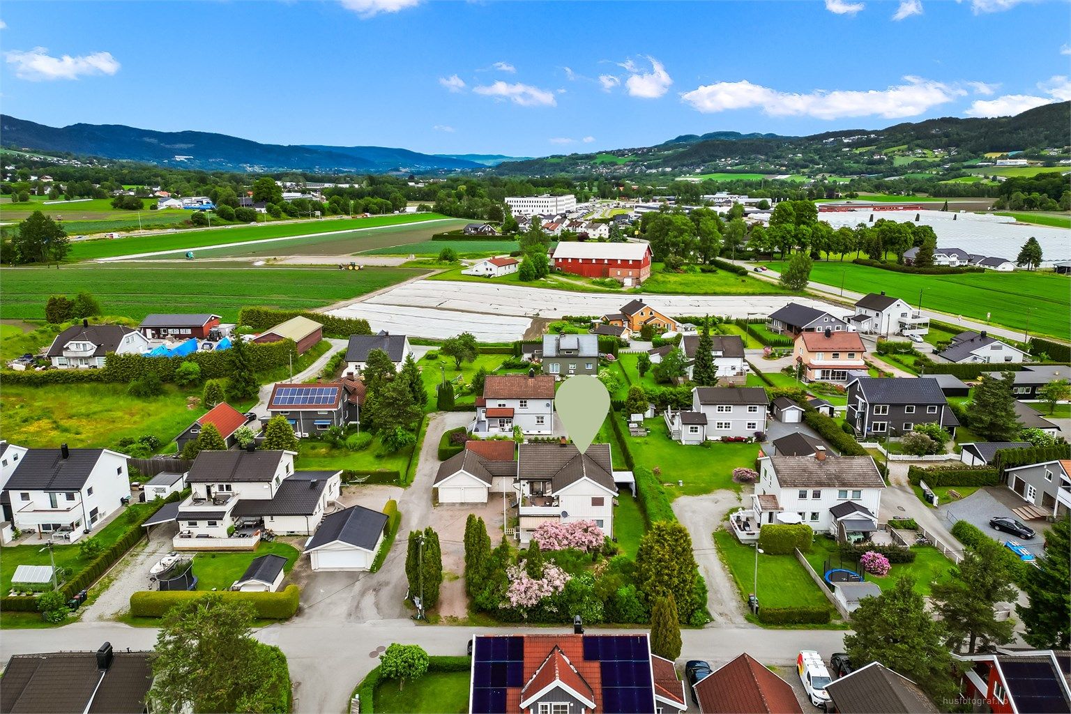 Innholdsrik hel tomannsbolig med hybel i kjeller.
Foto: Haiman Askari.