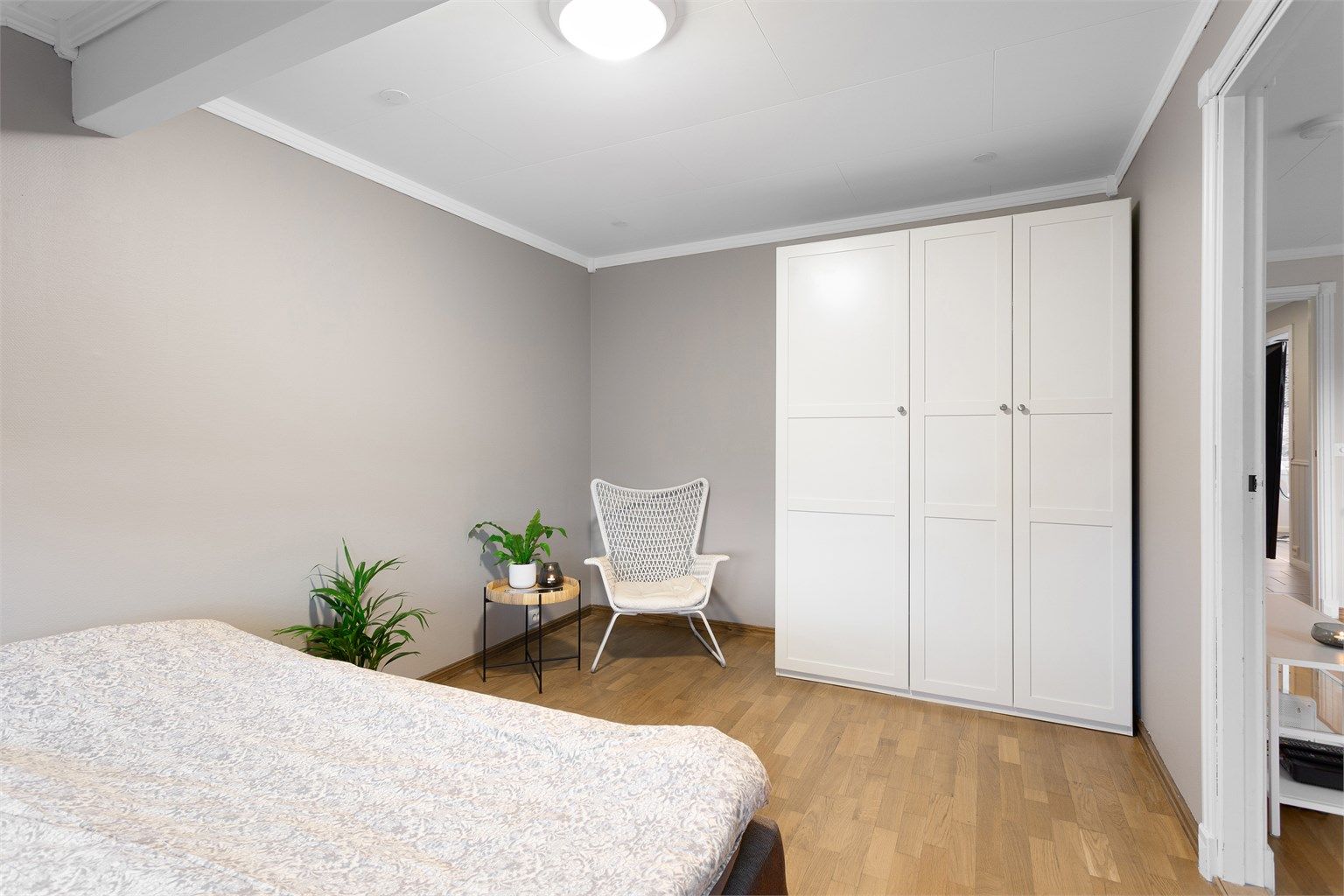 Soverom 1 med god plass for dobbelt seng. Garderobeskap.