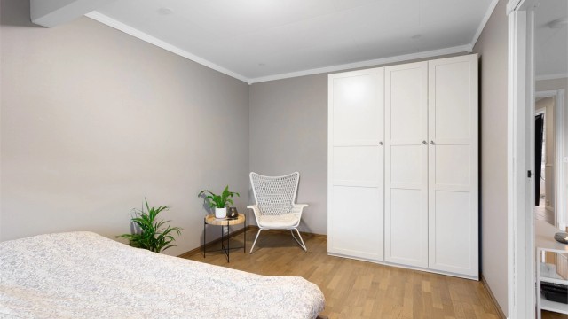 Soverom 1 med god plass for dobbelt seng. Garderobeskap.