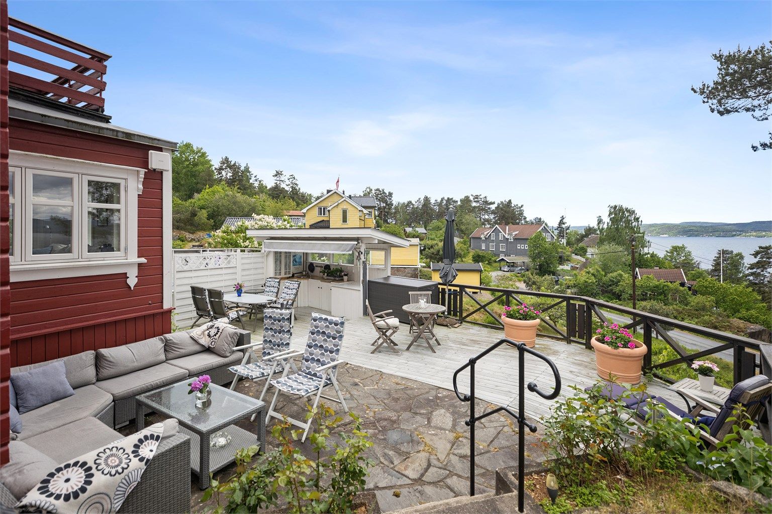 Stor terrasse med panoramautsikt – et naturlig samlingspunkt for familie og venner